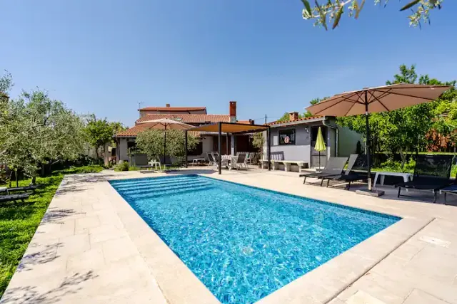 BookNoFees: Appartement spacieux « Meme 1 » avec piscine à Pula – Pula