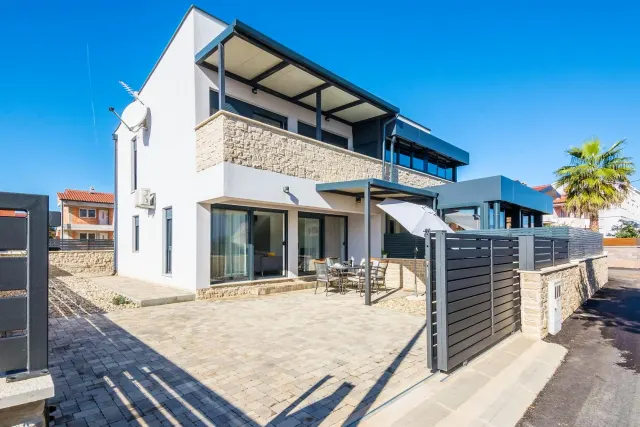 BookNoFees: Maison paisible à deux étages avec jardin et balcon – Vir