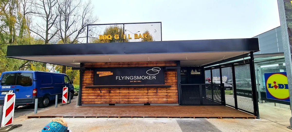 BookNoFees : Snack – Flying Smoker BBQ Grill – Ljubljana – Barbecue « Flying Smoker », photo n° 1