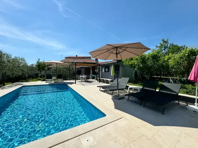 BookNoFees: Meme 3 - Appartement 4 étoiles avec salle de sport et piscine – Pula