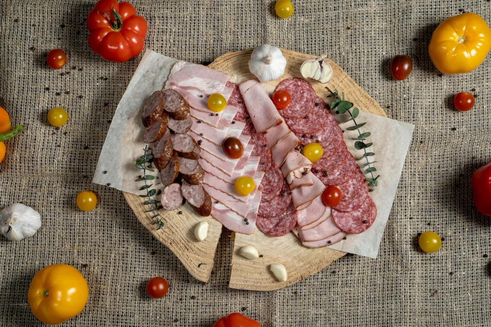 BookNoFees: Foto di esempio: Affettati e salami su un tagliere di legno