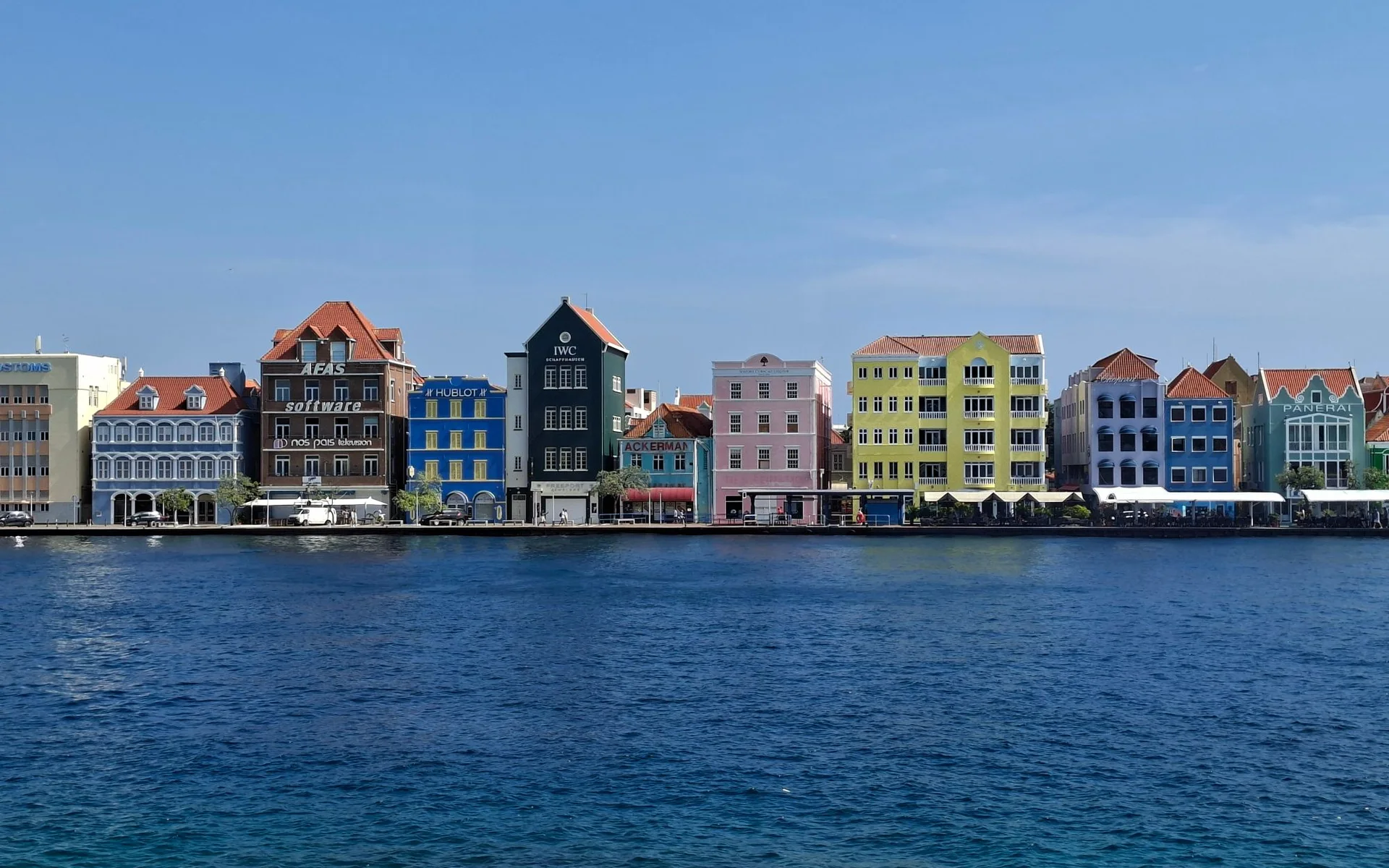 Case colorate in riva al mare a Willemstad, Curaçao