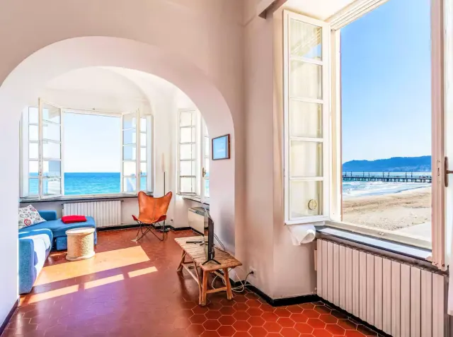 BookNoFees: Ampio appartamento con vista mare e soffitti a volta – Alassio