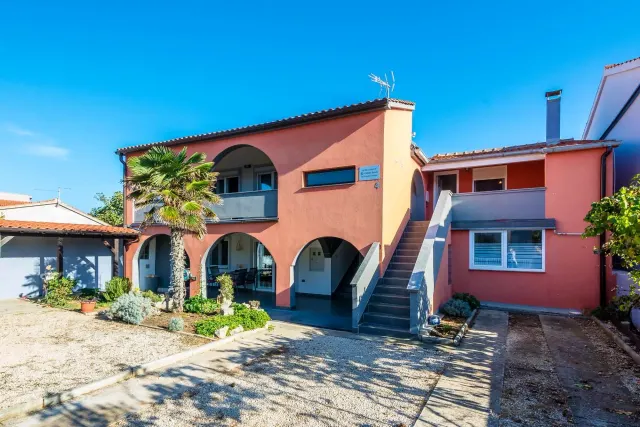Tranquillo appartamento con giardino e balcone coperto, Vir