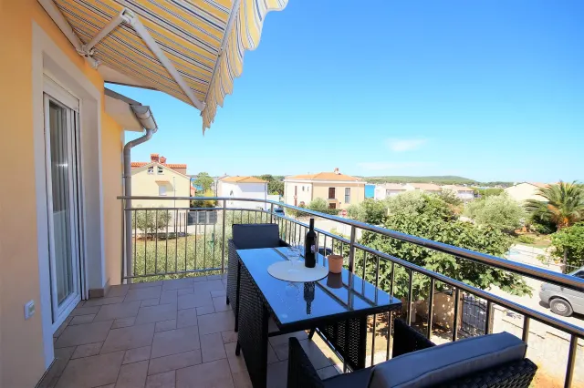 BookNoFees: Accogliente appartamento con vista mare e balcone – Medulin