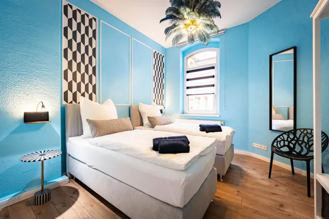 BookNoFees: casa vacanza a Magdeburg, Germania – Camera da letto con due letti singoli, pareti blu e decorazioni geometriche alle pareti