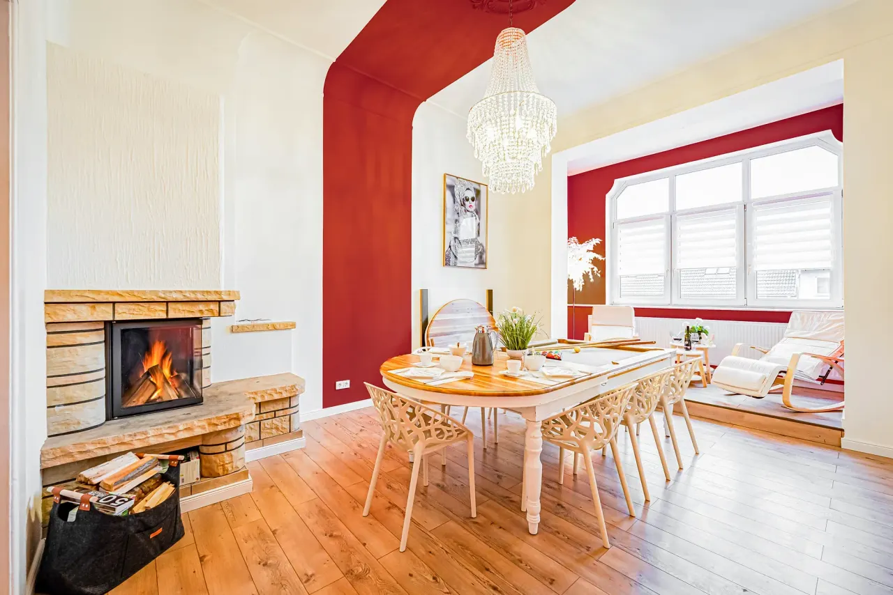 BookNoFees: casa vacanza a Magdeburg, Germania – Sala da pranzo con camino, tavolo da biliardo e lampadario