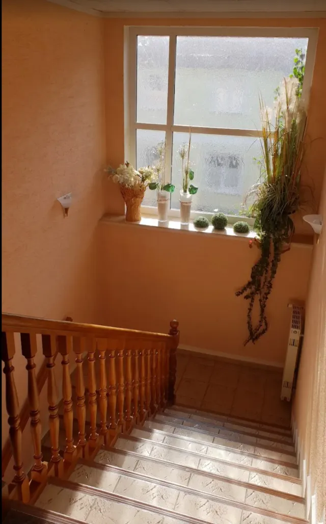 BookNoFees: casa vacanza a Schönfeld, Sassonia, Germania – Scala con ringhiera in legno e finestra con piante in vaso sul davanzale