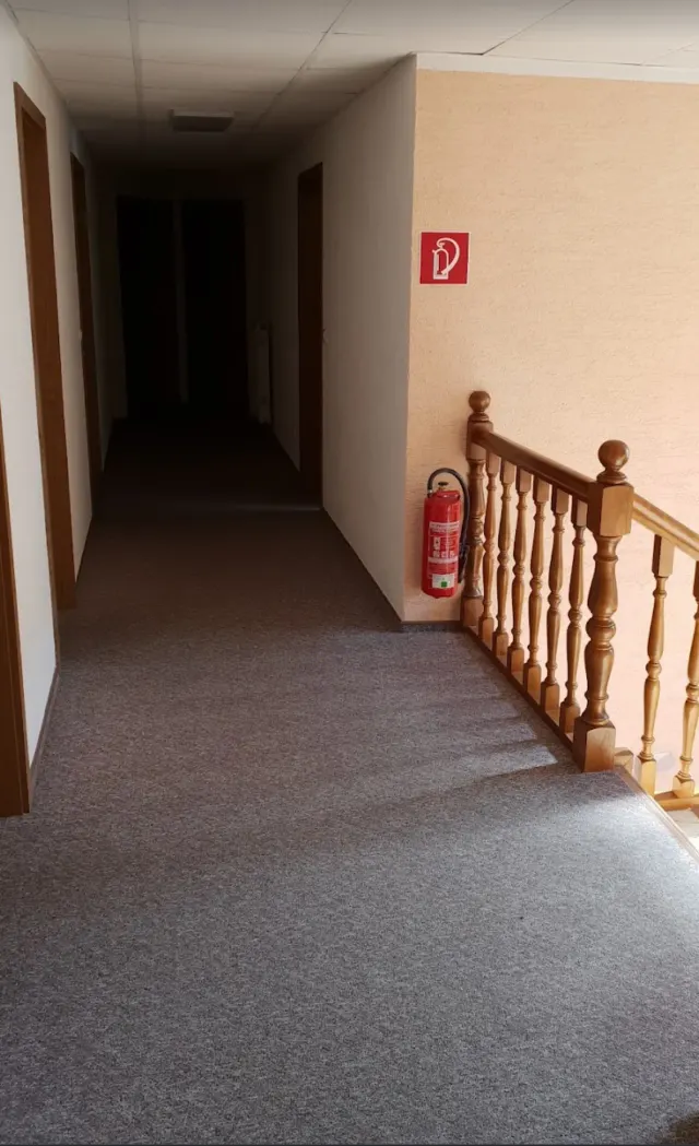 BookNoFees: casa vacanza a Schönfeld, Sassonia, Germania – Corridoio del piano superiore con ringhiera in legno ed estintore