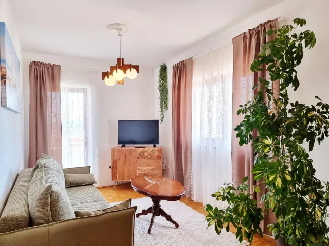 BookNoFees: Appartamento tranquillo con balcone e piscina in comune – Okrug Gornji