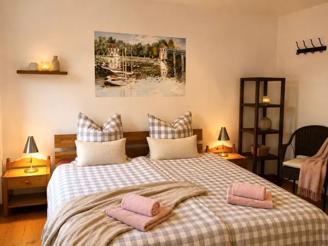 BookNoFees: casa vacanza a Halenbach, Renania-Palatinato, Germania – Camera da letto con letto matrimoniale, biancheria da letto a quadri e un dipinto di un paesaggio sopra la testiera del letto
