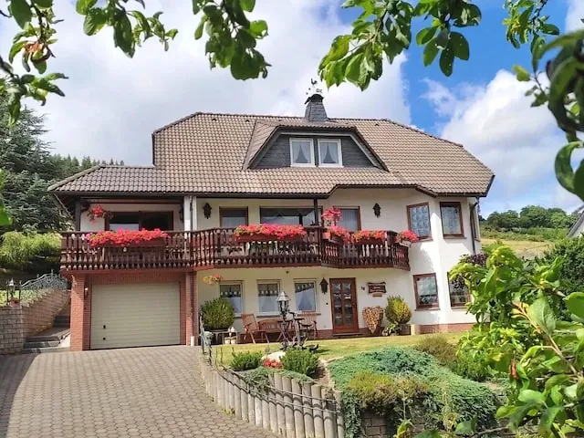 BookNoFees: casa vacanza a Winterberg – Tranquillo appartamento per le vacanze ai margini del bosco con terrazza privata