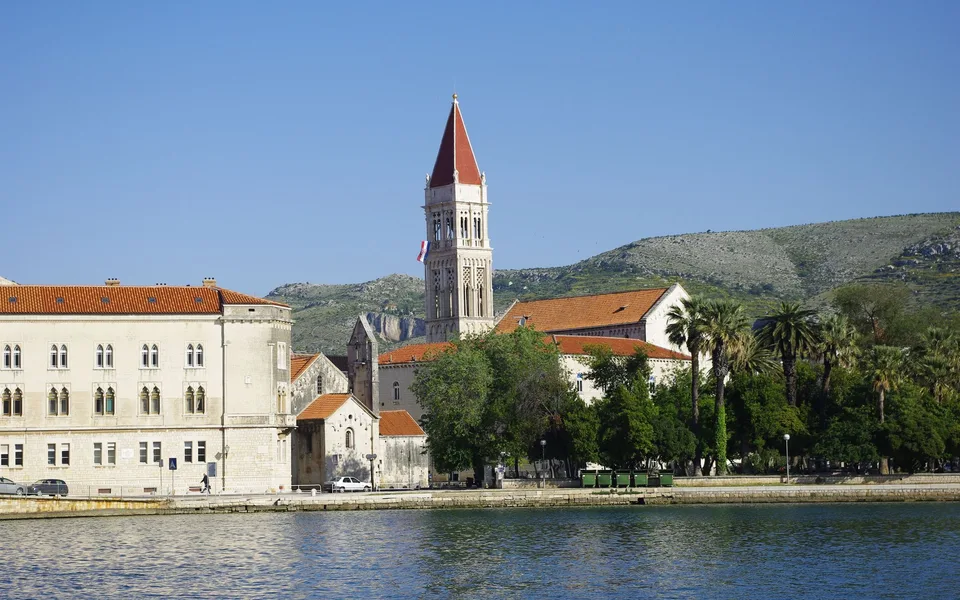 Uferpromenade von Trogir mit historischem Kirchturm