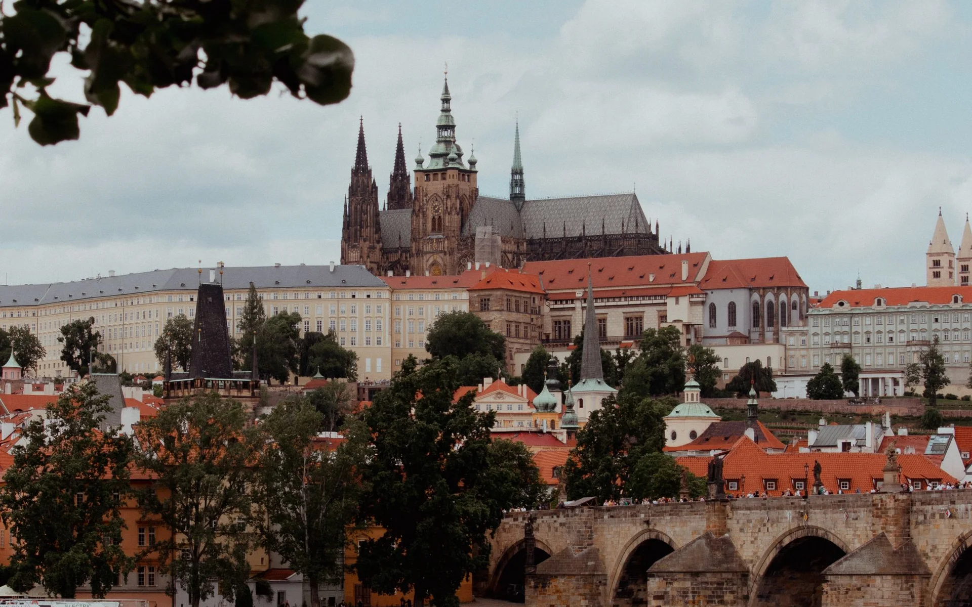 Prager Burg und Karlsbrücke über der Moldau