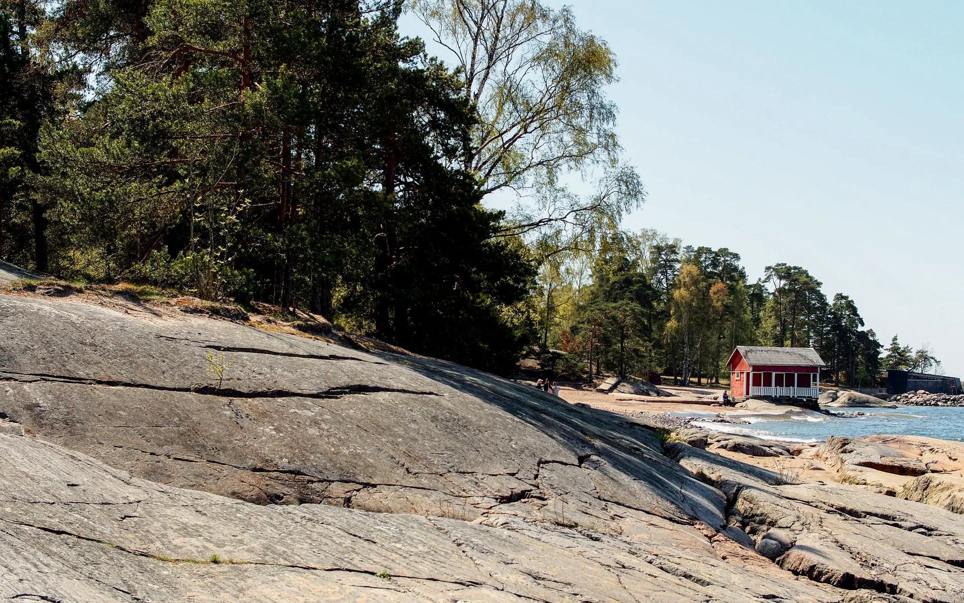 Rote Hütte an der felsigen Küste von Helsinki