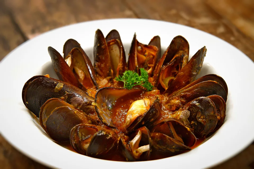Foto di esempio: Cozze cotte servite in un piatto fondo