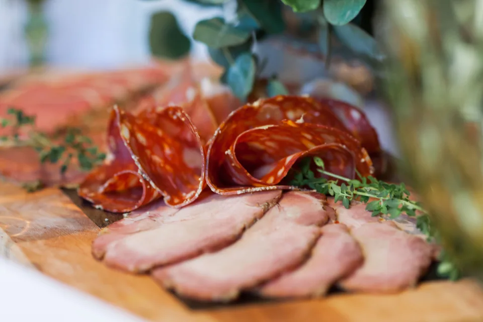 BookNoFees: Photo d’illustration : Assiette de charcuterie