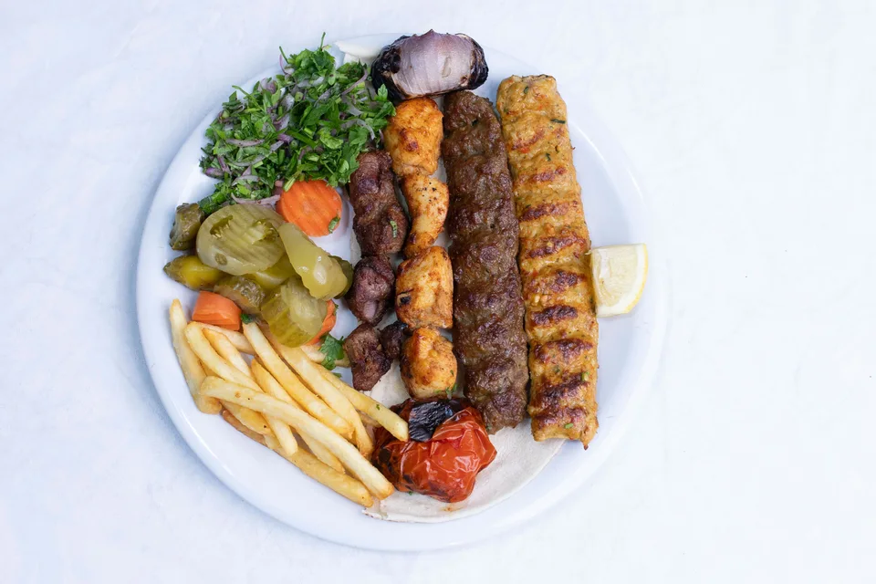 BookNoFees: Beispielfoto: Gegrillte Spiesse, serviert mit Salat und Pommes frites