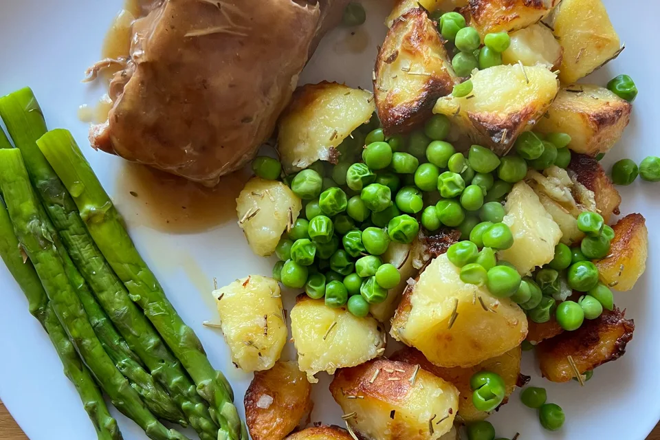 BookNoFees: Beispielfoto: Schweinebraten mit Bratensosse, Bratkartoffeln, Erbsen und Spargel