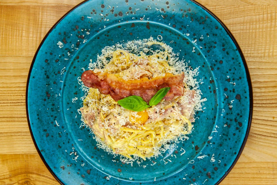 Foto di esempio: Spaghetti alla carbonara su un piatto blu