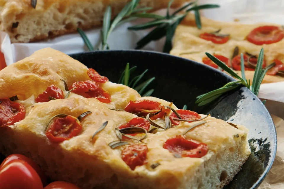 Foto di esempio: Focaccia condita con pomodori e rosmarino