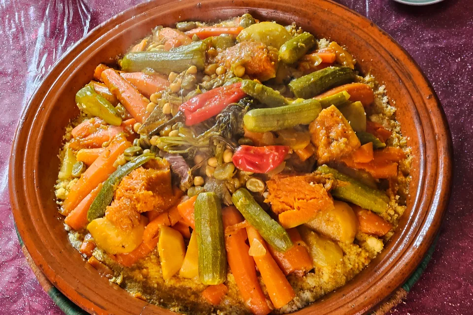 BookNoFees: Foto di esempio: Verdure colorate servite in un tajine